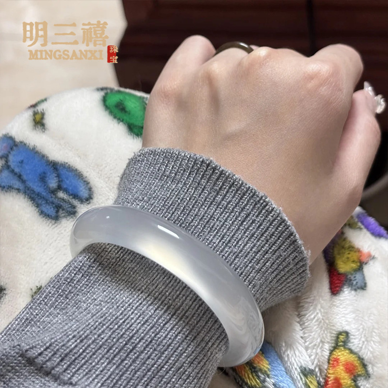 Natural High Ice White Radiant Moonlight Agate Lychee Frozen Chalcedony Chalcedony Bracelet Horse Material Women's Champagne Jade Valentine's Day Gift