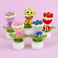 完成品の手作りの手編みのバラの手は花の鉢植えの車の装飾を持ちます。