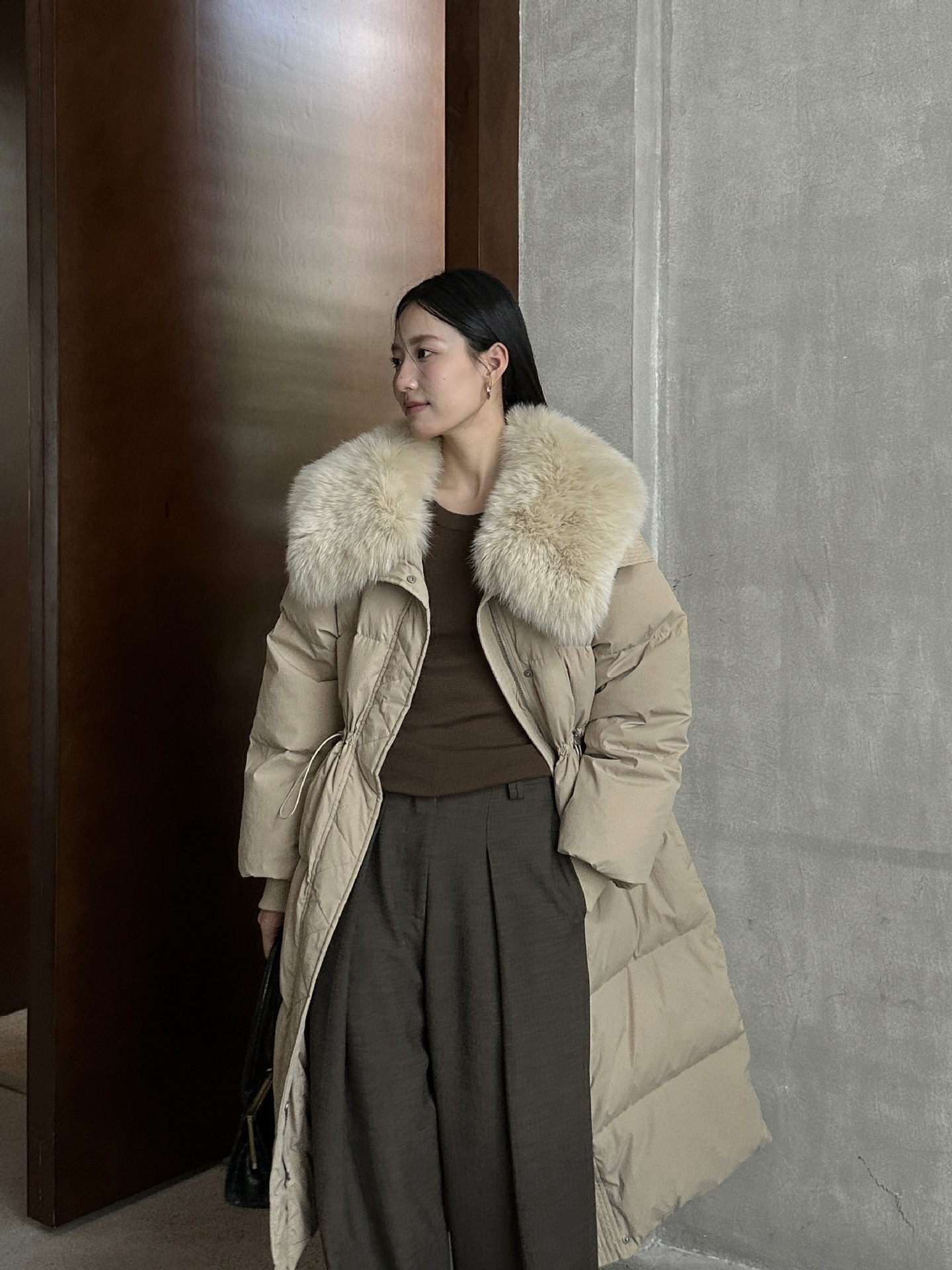 Moyan ダウンジャケット女性の 2024 冬の新韓国スタイルホワイトダックダウンキツネの毛皮の襟ルーズウエストミッドレングスジャケット