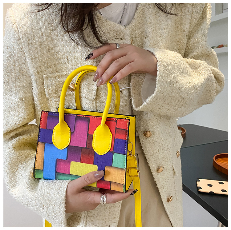 Contrasting Color Stitching Autumn 2021 New Wave Fashion Shoulder Bag display picture 11