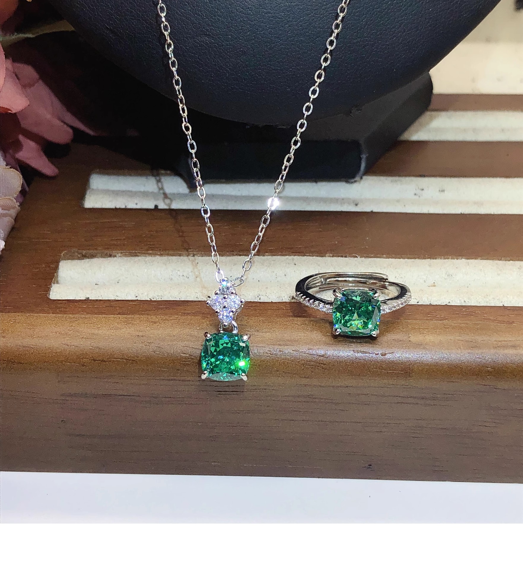 Set ketting met prinses hanger en eenvoudige emerald ring_voghion.com