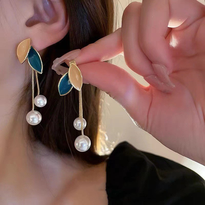 2022年新款珍珠叶子流苏耳环小众设计感滴油双色树叶耳钉夏季耳饰