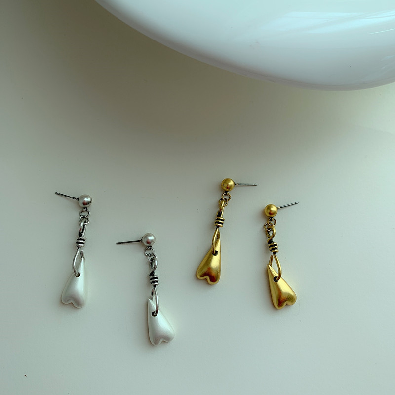 New Simple Retro Golden Love Big Earrings display picture 3