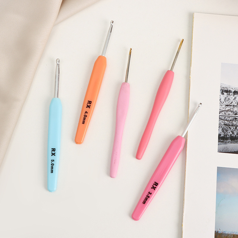 Embalaje de cuero rosa multi-especificaciones de color crochet suéter herramientas de tejido aguja de suéter mango suave chapado en oro gancho de crochet