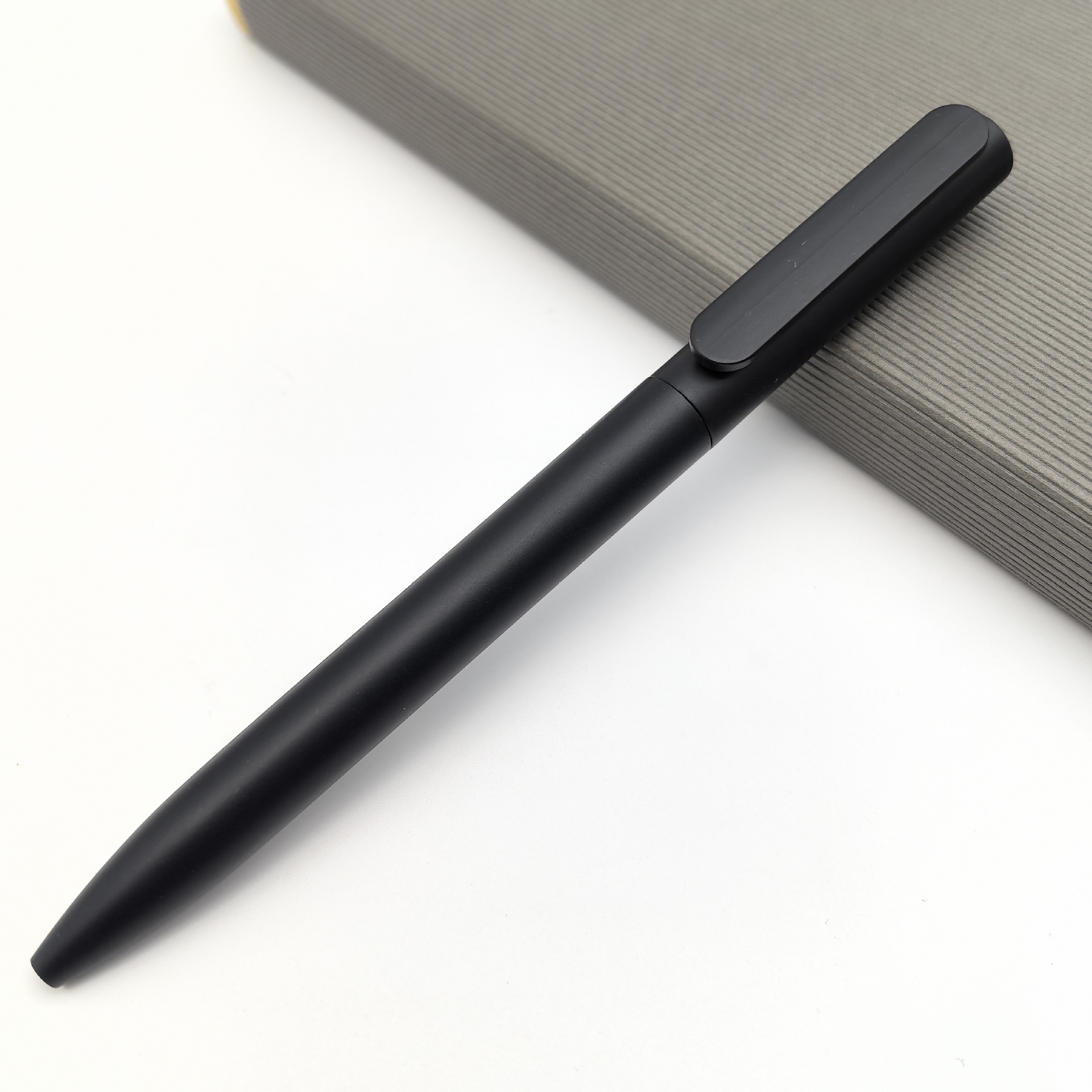 Bolígrafo giratorio de plástico de venta caliente transfronterizo, bolígrafo publicitario de varilla esmerilada, bolígrafo de hotel de color, logotipo personalizado, regalo