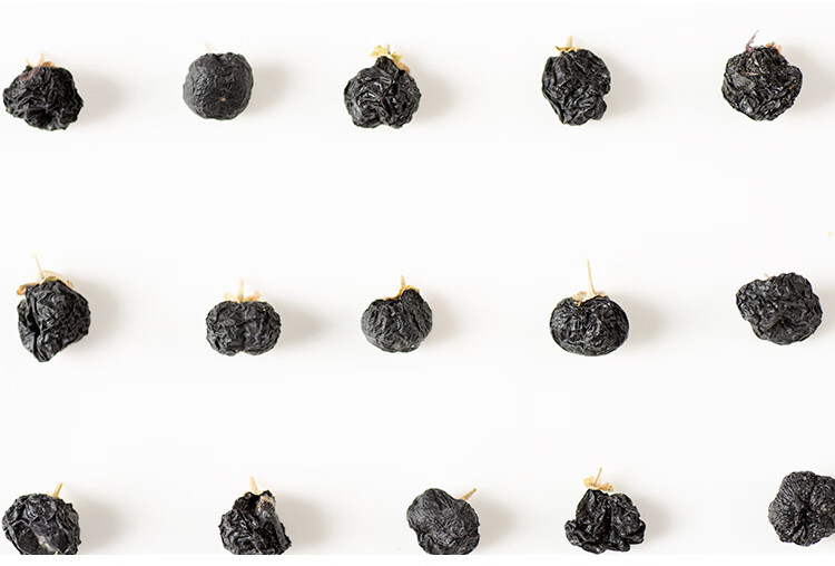 Black Goji Berries 500g Hei Gou Qi Premium Dried Fruit for Tea and Infusions in use