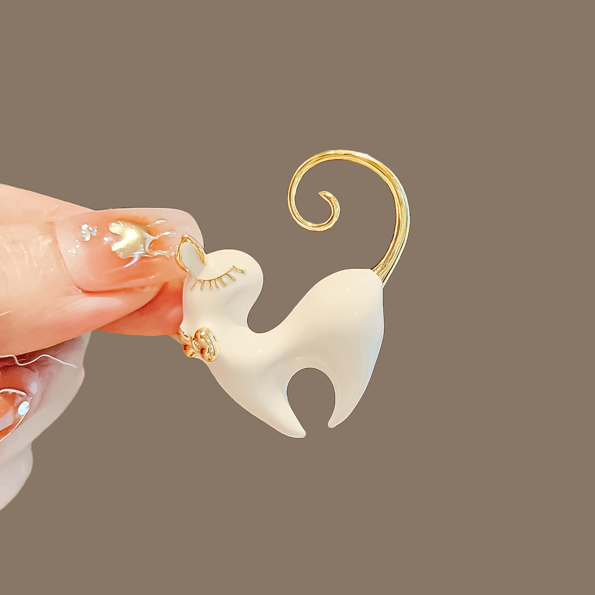 Curly tail kitten brooch, cute high-end female retro pin, fashion corsage, collar pin, clothing niche couple accessories