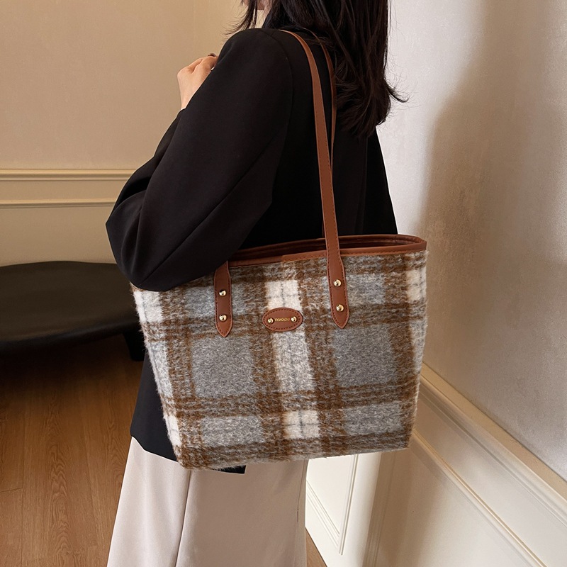 Personalidad de la tendencia de gran capacidad extranjera de transporte 2024 nueva moda de lana cuadrada de hombro bolso de mano bolso de mujer