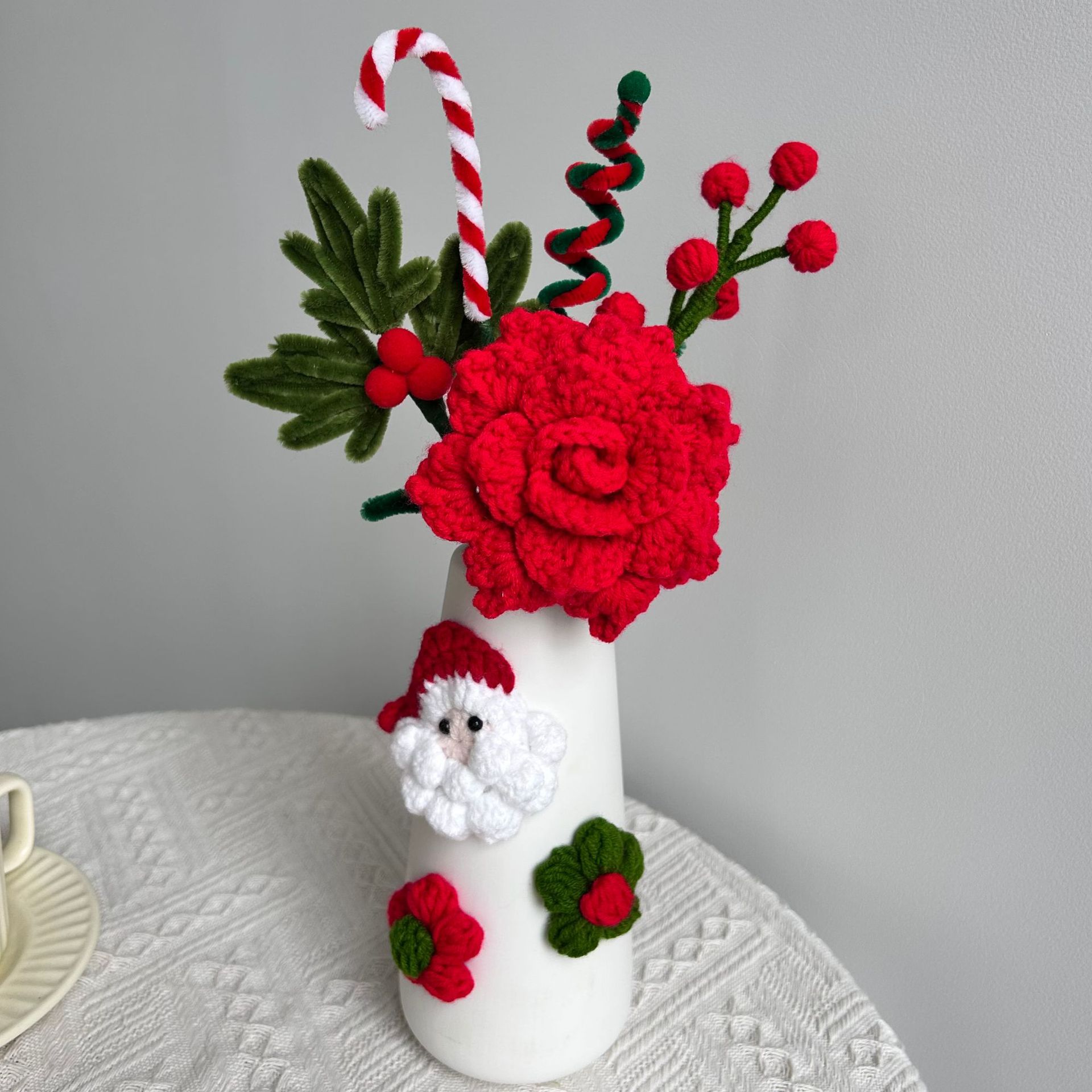 Composizione floreale natalizia artigianale per la casa e il giardino: fiori artificiali in vaso lavorato a maglia, perfetti per decorazioni per la casa, oggetti fotografici e regali festivi._voghion.com