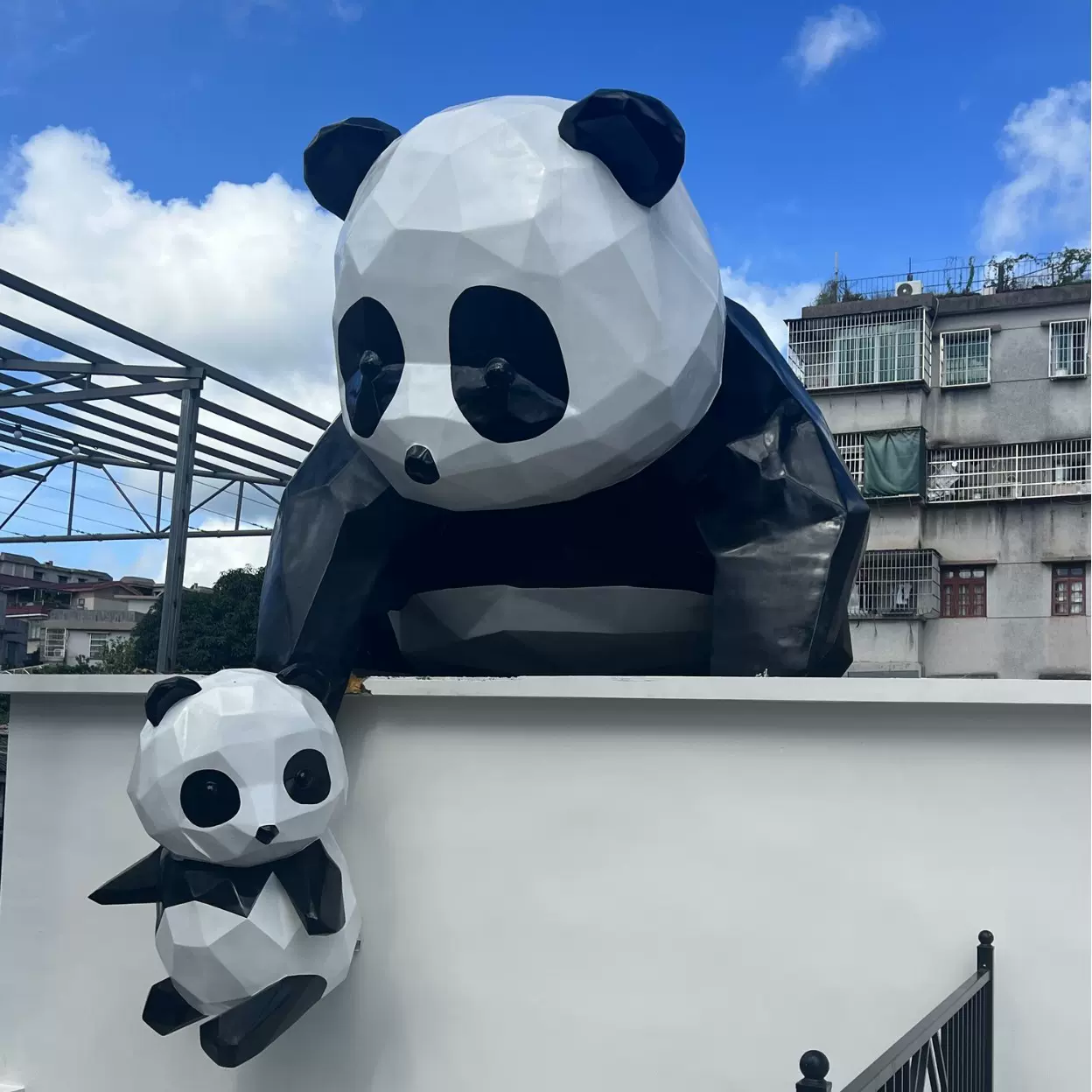 源头厂家玻璃钢雕塑定制卡通公仔人物大型户外酒店商业街商场摆件