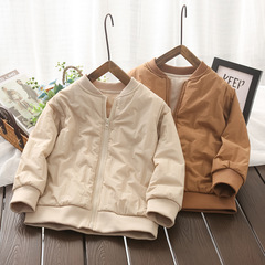 制服の神器の子供の三防の小さい綿入れの上着の中の大胆な男の子の冬の中で女の子の小学生の中で綿入れの服を着ます。