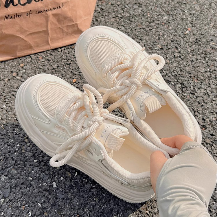 Zapatos blancos de altura de suela gruesa para mujeres, verano 2025, nuevos zapatos de entrenamiento de Nichizhong, zapatos deportivos casuales para mujeres.