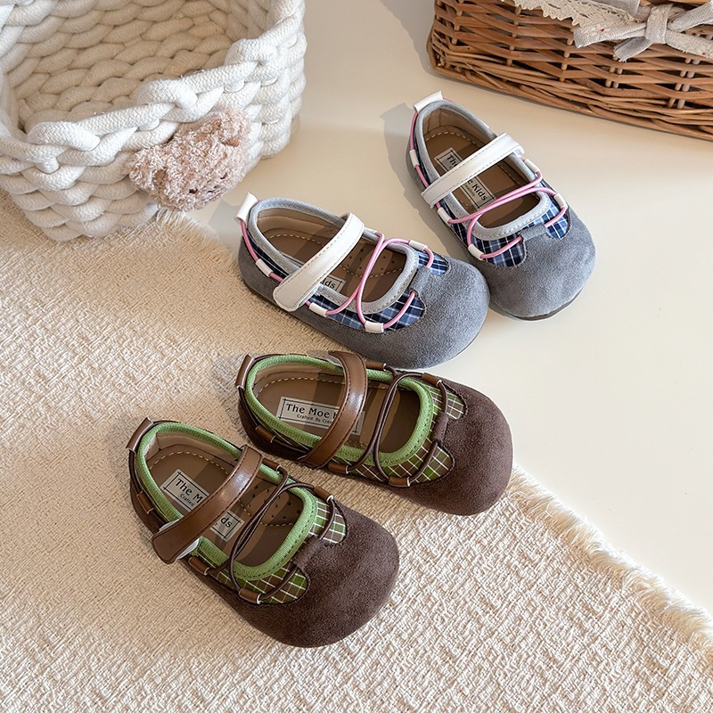 Sapatos infantis casuais xadrez, com sola macia e solado de couro, modernos e versáteis para meninas, ideais para a primavera._voghion.com