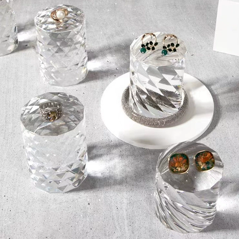 Сезонный показ акриловых ювелирных изделий