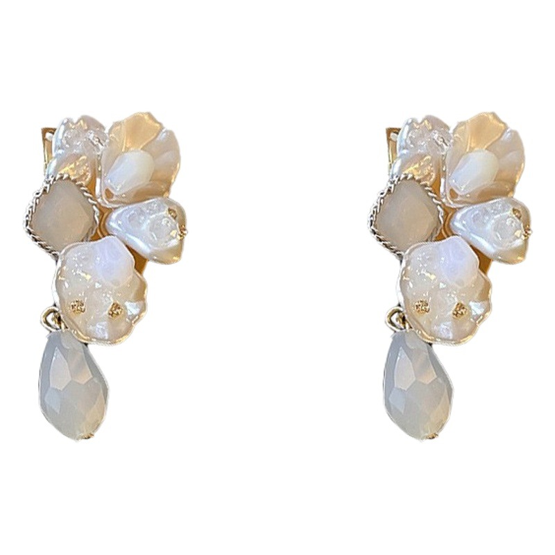 Pendientes de aguja plateados con pétalos de perlas con incrustaciones de diamantes y borlas, pendientes de tuerca de lujo ligeros y de alta gama con un diseño elegante y versátil.