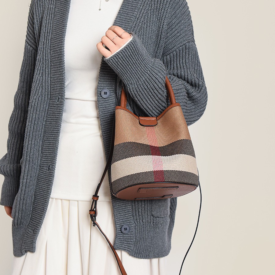 2025 New Plaid Bucket Bag for Women, Handbag, Shoulder Bag, Crossbody Bag, Fashionable Versatile Commuter Bag with a High-End Feel, Niche Style
