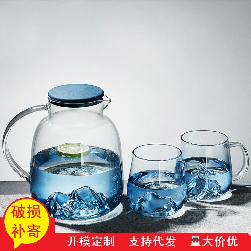 Fábrica al por mayor cubierta de silicona nieve montaña botella de agua fría gran capacidad gradiente botella de agua fría material de borosilicato jugo de olla