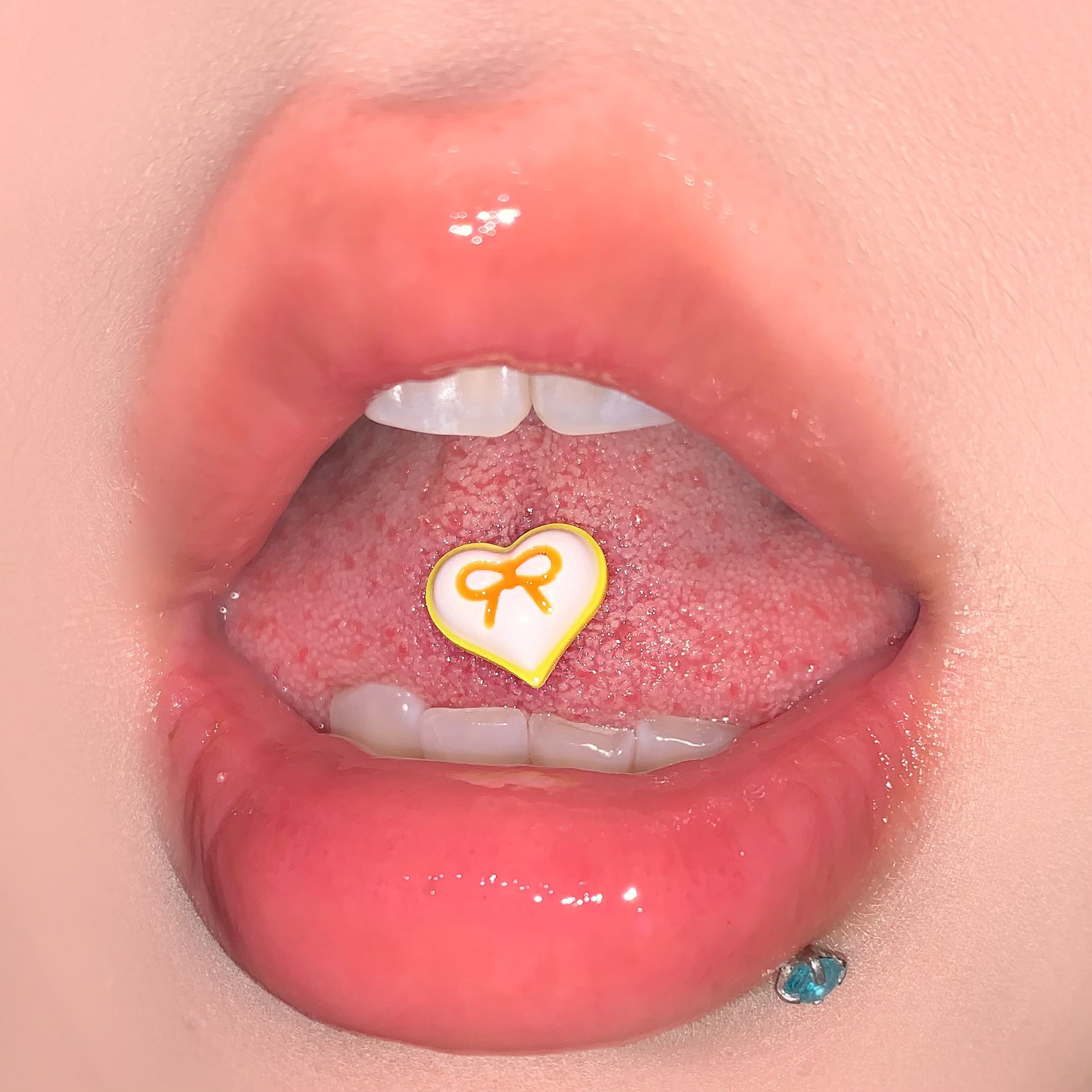16G labret stud size and finish detail