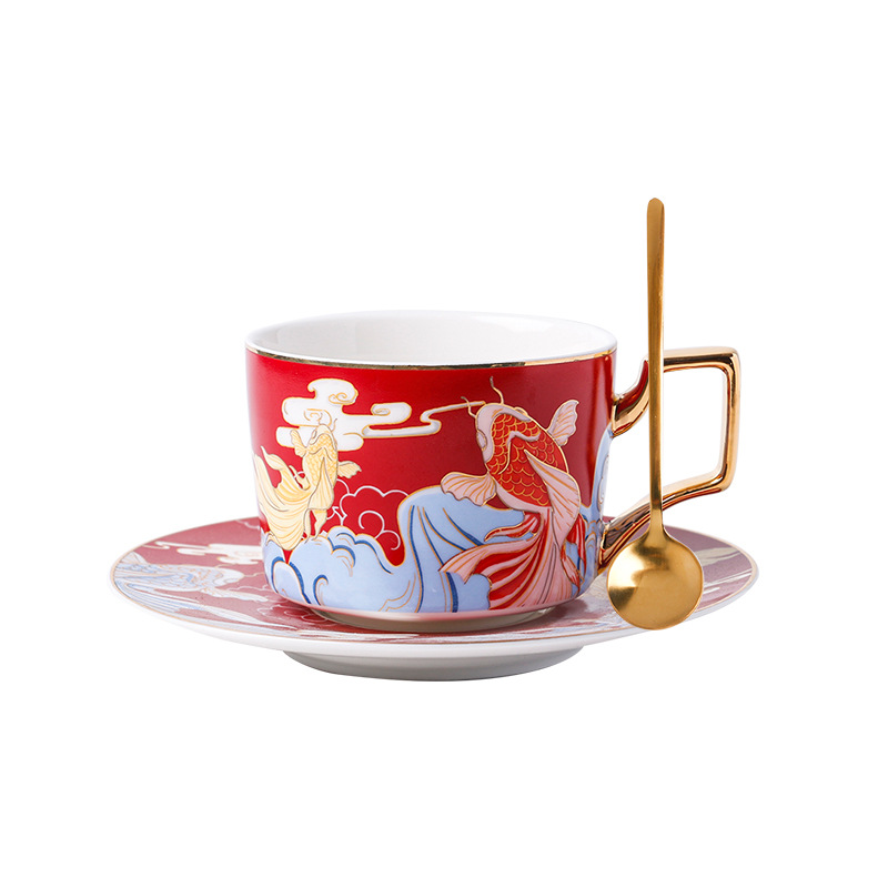 Taza de carpa roja y cuchara de platillo