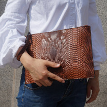 外贸2023新款3D立体蟒蛇纹PUA4手拿包女信封袋手包手腕包文件袋