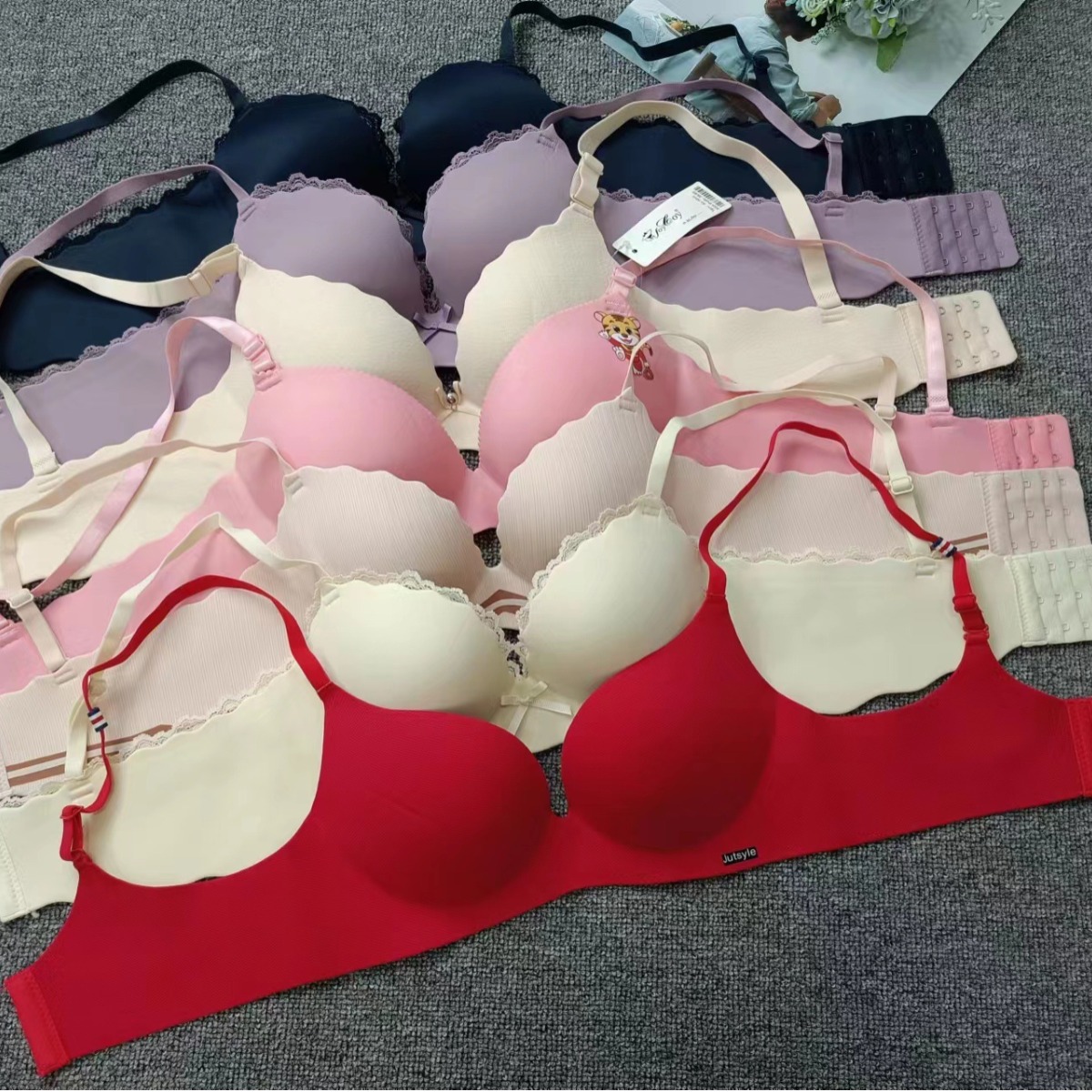 Varios exterior de una sola pieza Nueva ropa interior sin costuras brillante sexy sujetador anillo de acero suave colección de pecho sujetador anti-flacidez