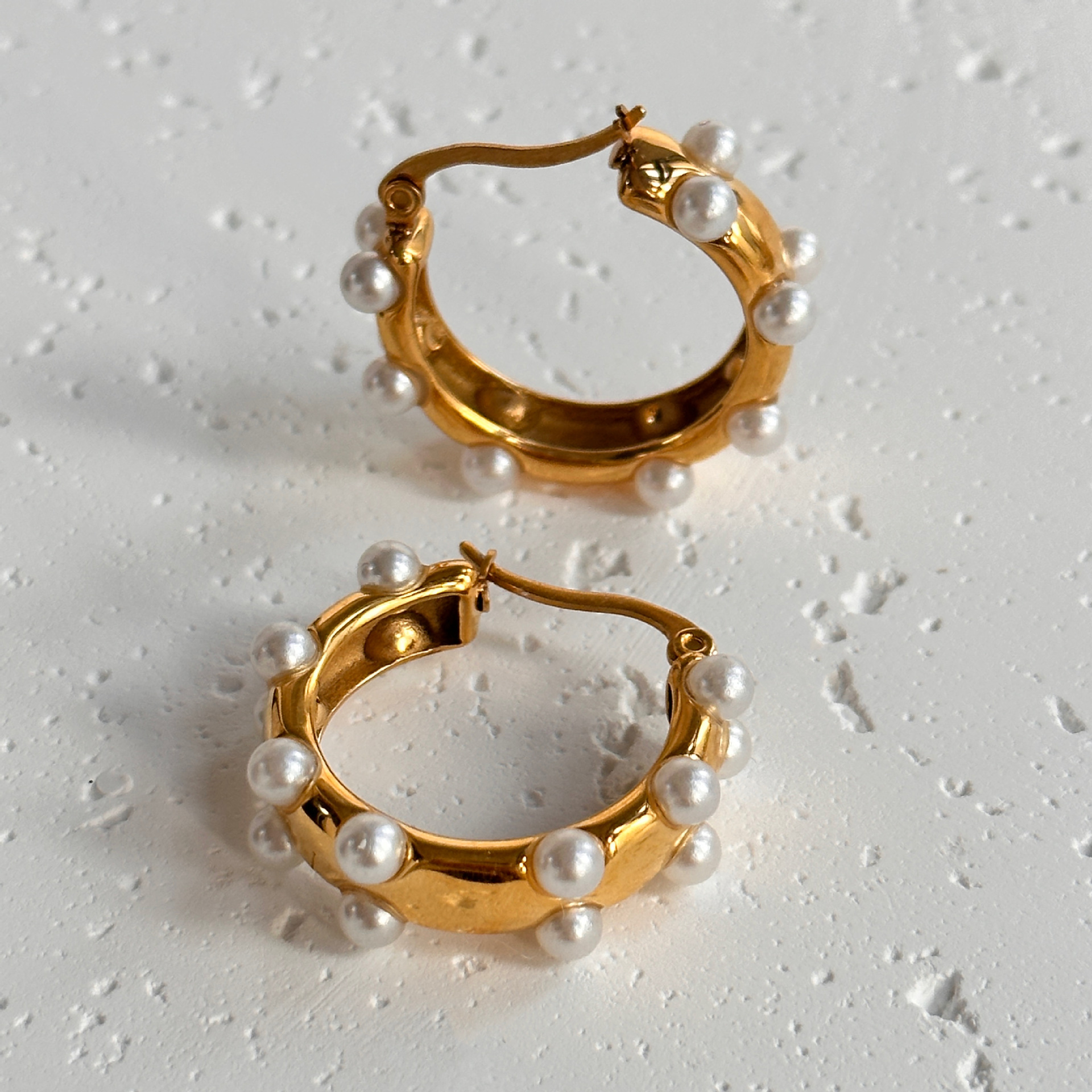 1 Paar Einfacher Stil Runden Inlay Titan Stahl Perle Ohrringe display picture 3