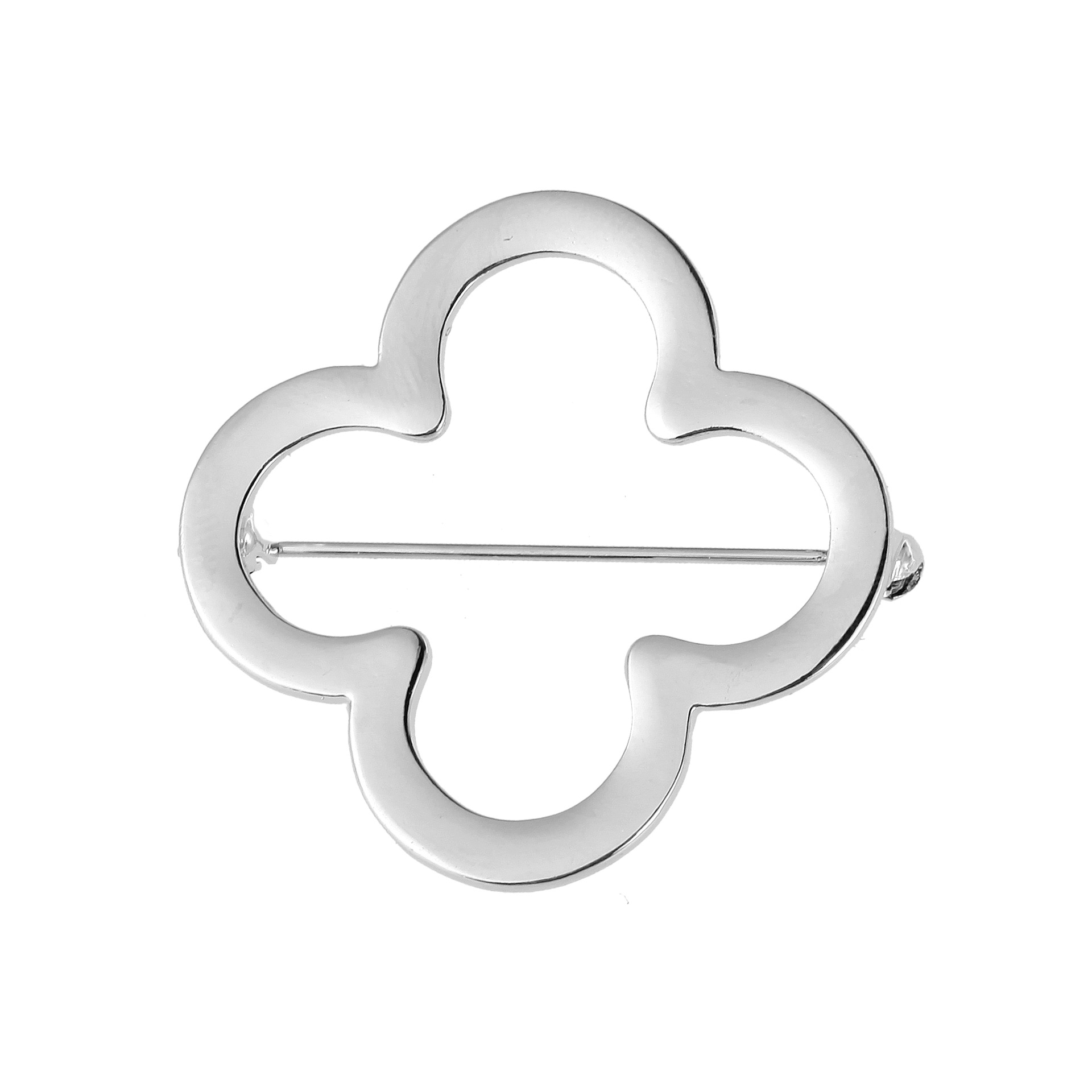 네 면에 은색 꽃