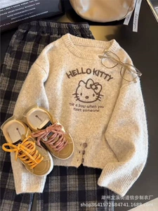 Свитер с вышивкой HelloKitty молочный круглый вырез осень-зима