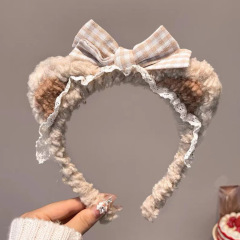 熊の蝶結びの耳のぬいぐるみのカチューシャ