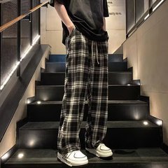 ごろつきの格好の格子のズボンの男性の夏の日本は怠惰でレトロでゆったりしています。