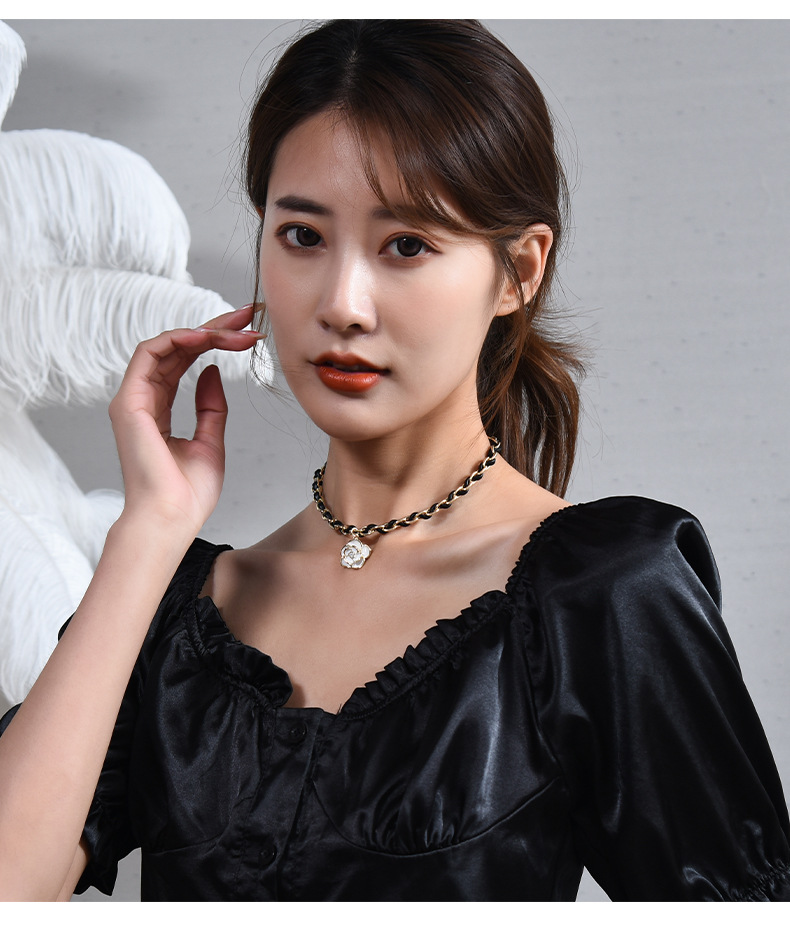 Nuova collana corta in acciaio al titanio avvolta in corda di pelle di camelia bianca dal design di nicchia leggero e lussuoso_voghion.com