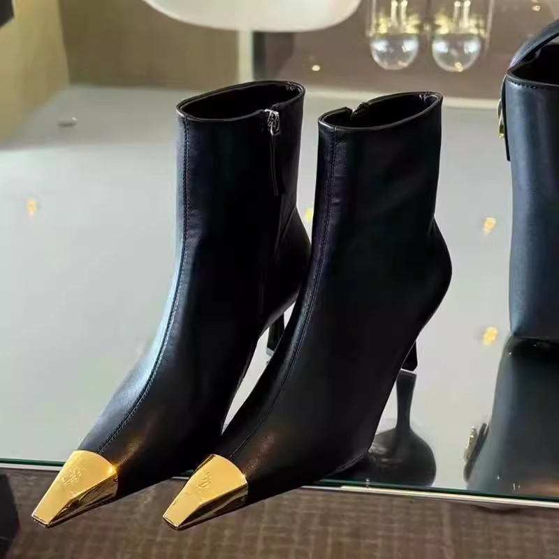 Qadın üçün iti burunlu dabanlı qısa çəkmə, yan fermuarlı, qara
