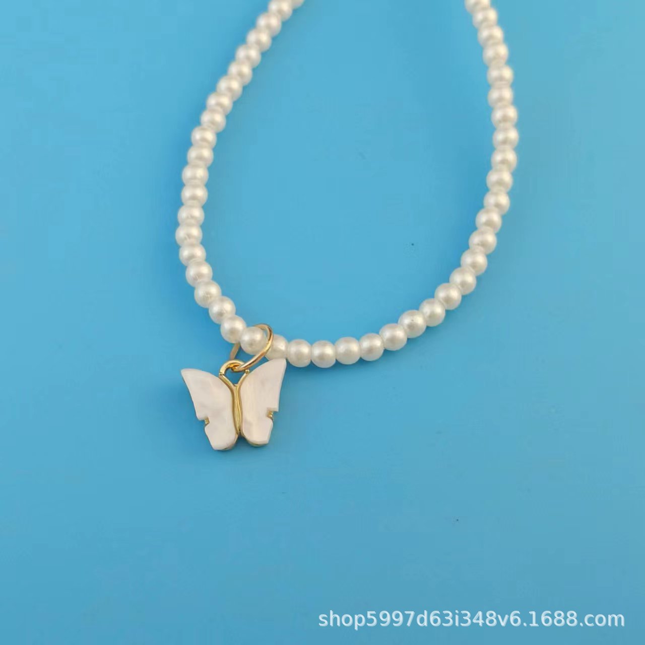 Joyería de comercio exterior transfronterizo ABS imitación perla con cuentas multicolor mariposa colgante corto collar de cadena de clavícula de las mujeres al por mayor