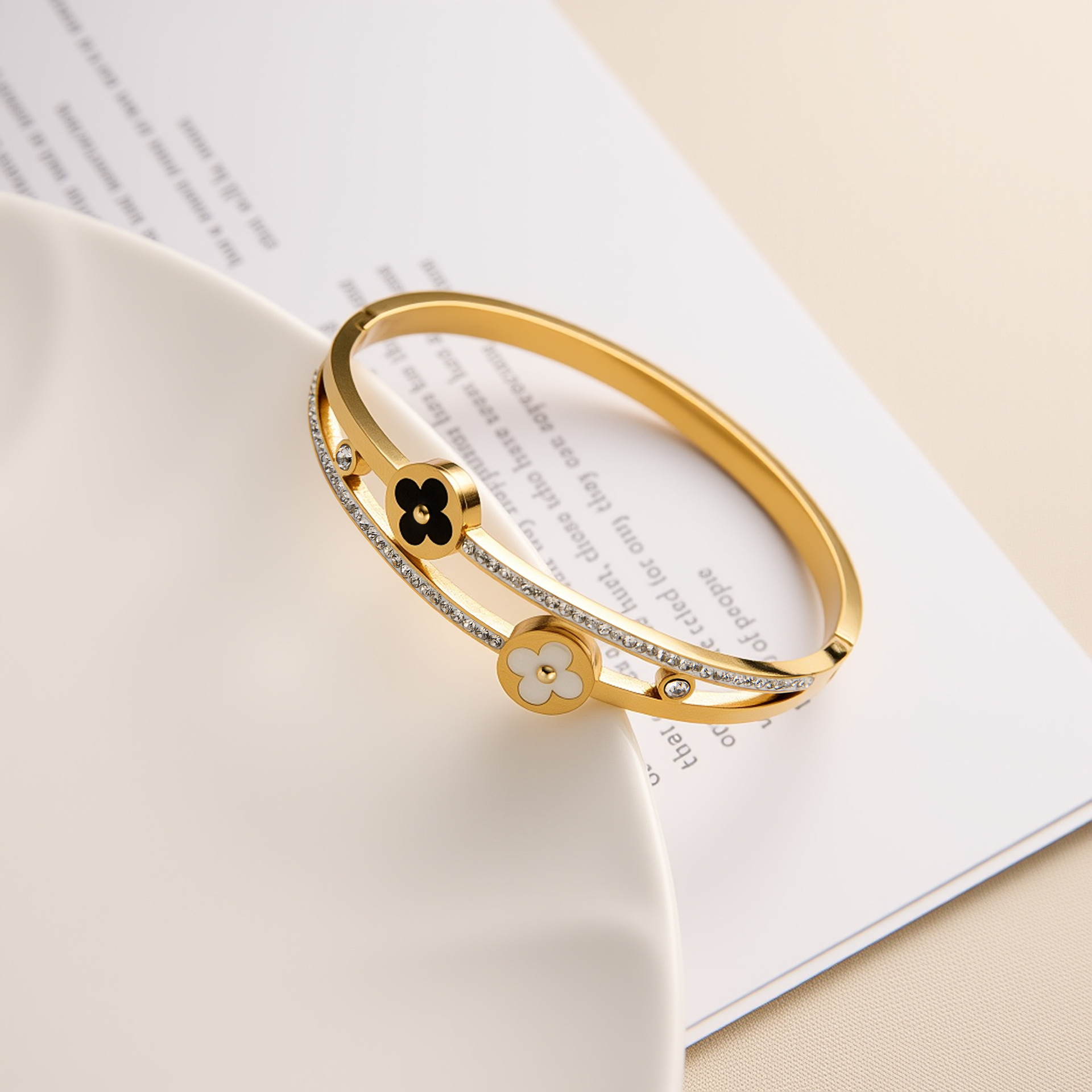 Moda coreana transfronteriza de titanio de acero blanco y negro de trébol de cuatro hojas pulsera femenina de concha blanca diamante 18k hebilla de oro pulsera joyería de mano