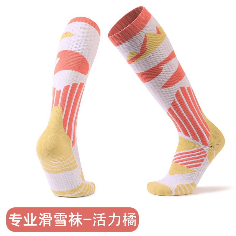 �ﶬ�Ӻ���Ůͬ�ѩ�������ů��Ͳ�˶��౬�����ѩ����