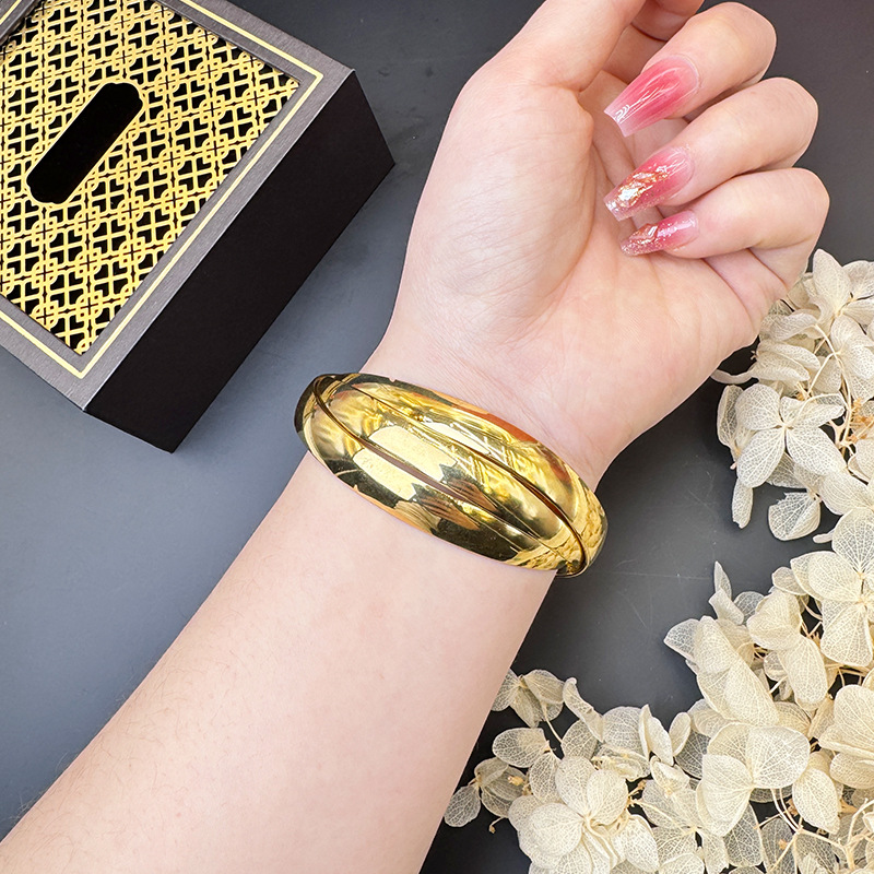 Nueva Arena de oro multi-capa de la Cruz de pulsera abierta no se desvanece durante mucho tiempo todo-Juego de las mujeres exageradas Luz de lujo de alto sentido de suministro directo de fábrica