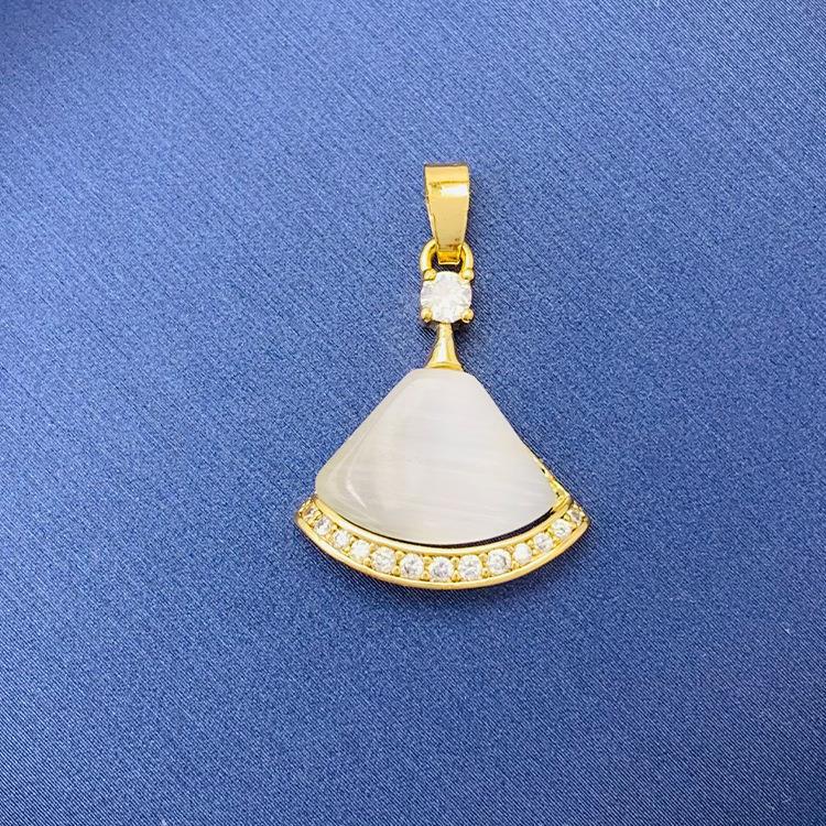 Tiktok Venta caliente colgante al por mayor auto-seleccionado 100 cobre colgante único con fuente de cadena de fábrica al por mayor sin cadena