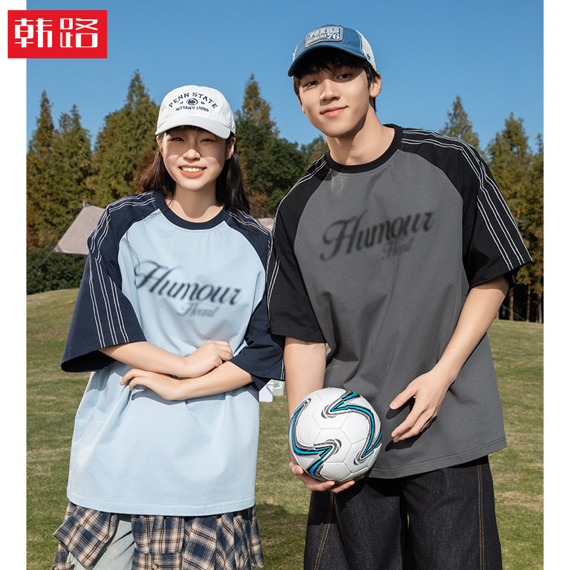 เสื้อยืดแขนสั้นผู้ชายสไตล์อเมริกันวินเทจ พร้อมลายพิมพ์ตัวอักษร ดีไซน์แขนเสื้อแบบแร็กแลน ตกแต่งด้วยโซ่สีตัดกัน รุ่นใหม่ฤดูร้อน 26 สำหรับคู่รัก