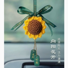 ひまわりの自動車のストラップの手作りの毛糸のかぎ針編みの車は平安の喜びの車内を掛けてかわいい創意の女神の金を飾ります。