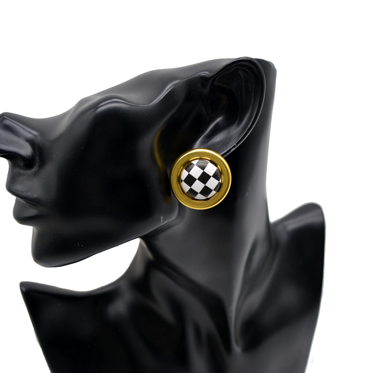 Neue Runde Metallknöpfe Schachbrettleder Retro Einfache Mode Ohrringe Frauen Großhandel display picture 2