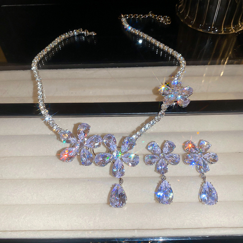 Collar de aretes cuadrados con incrustaciones de diamantes de dos piezas de moda, lujo ligero, collar de alta gama, temperamento exquisito, conjunto de joyas de todo fósforo