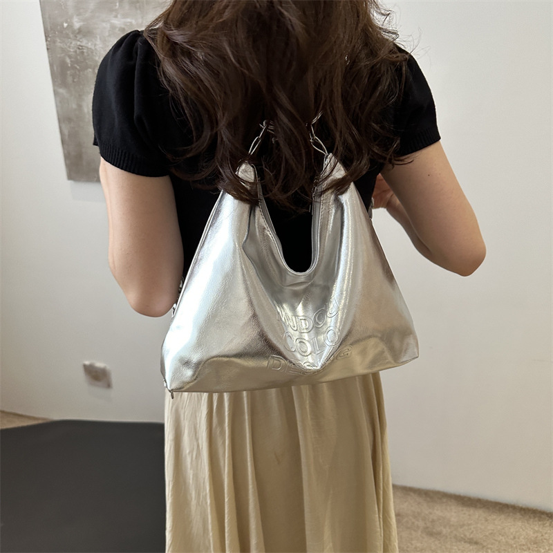 Bolso de moda portátil de gran capacidad para mujeres 2024 nuevo estilo de viaje al trabajo bolso de mano de piel de aceite simple bolso de hombro axilar