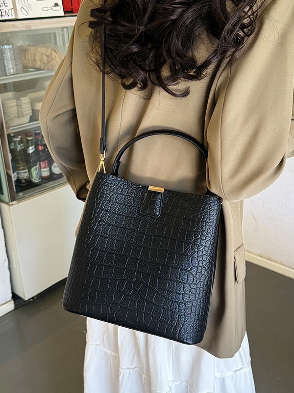 Comercio extranjero transfronterizo venta caliente cocodrilo bolso de cubo de mano mujer 2026 sensación de alto nivel europeo retro bolso de mochila image 5