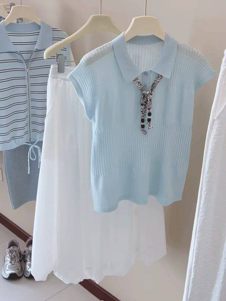 Áo thun nữ cổ Polo tay ngắn phối khăn lụa trang trí — xanh lam