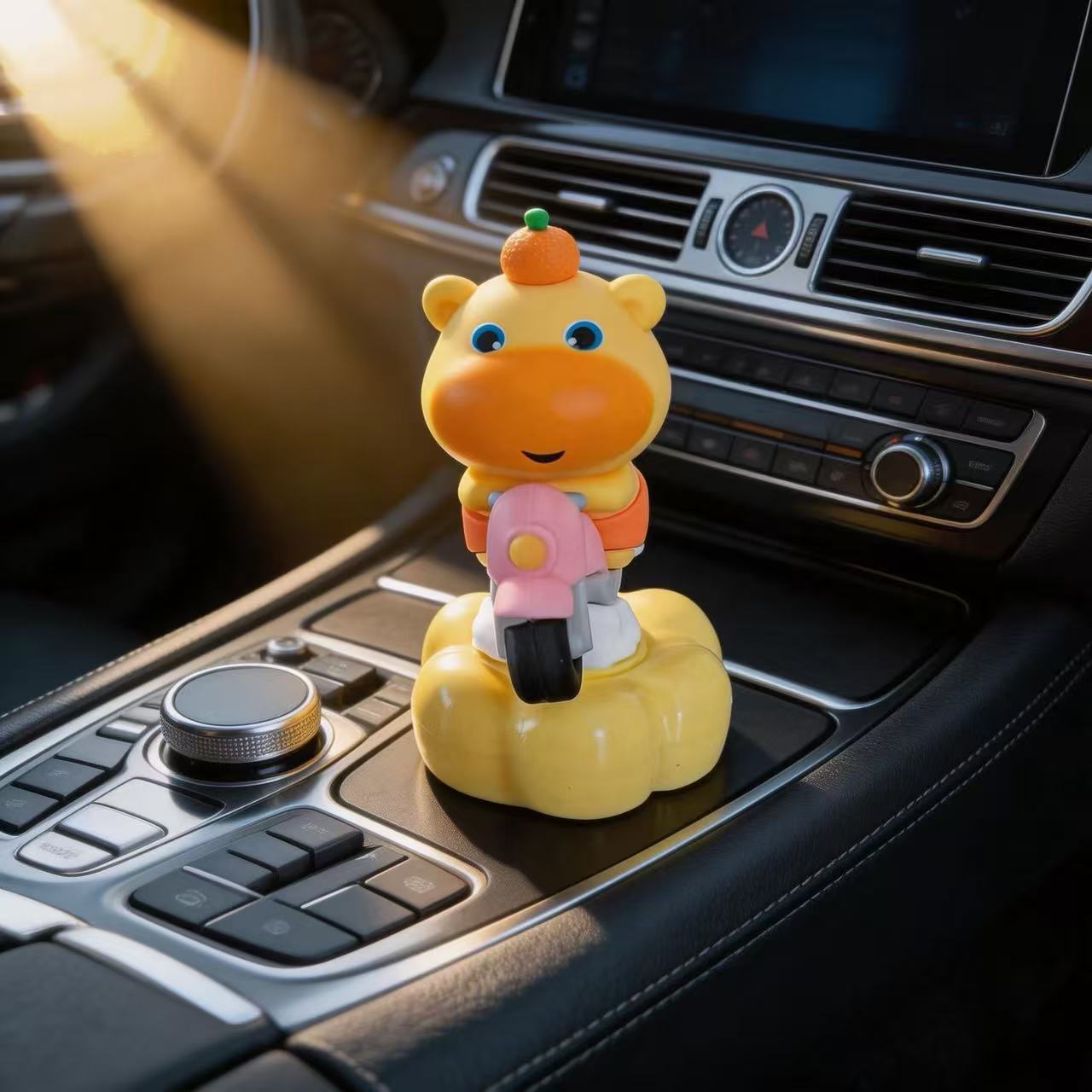 Capybara Lulu Plush Toy Car and Office Desk Rotating Ornament, Cute Hand-Held Figurine, Quirky Desktop Decoration