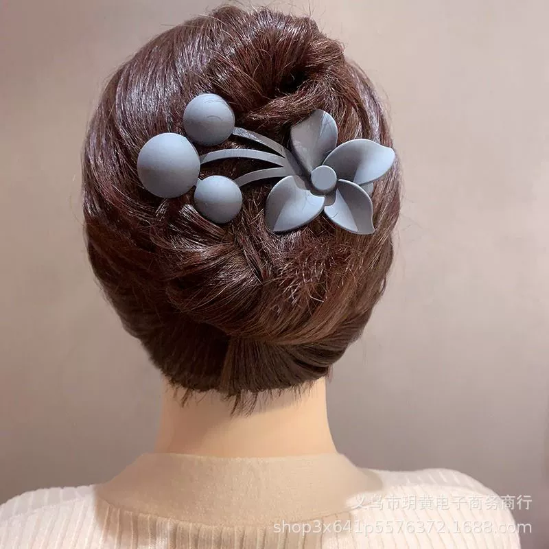 Летом чувствуется заколка за заколкой на голове