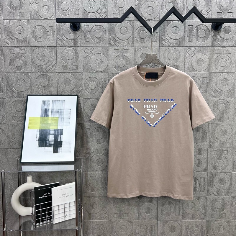 New spring and summer collection, in stock now: Pla short-sleeved T-shirt with embroidered logo on the front, Paris Pla men's fashion, Rove New spring and summer collection, in stock now: Pla short-sleeved T-shirt with embroidered logo on the front, Paris Pla men's fashion, Rove