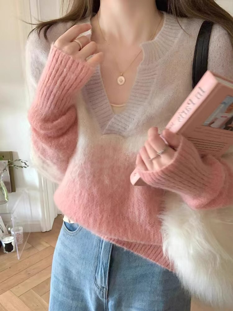 ピンクの優しい柔らかいモチモチ風グラデーションセーター女性秋冬の怠惰なデザイン感の外に馬海毛vネックニット仙を着ています。