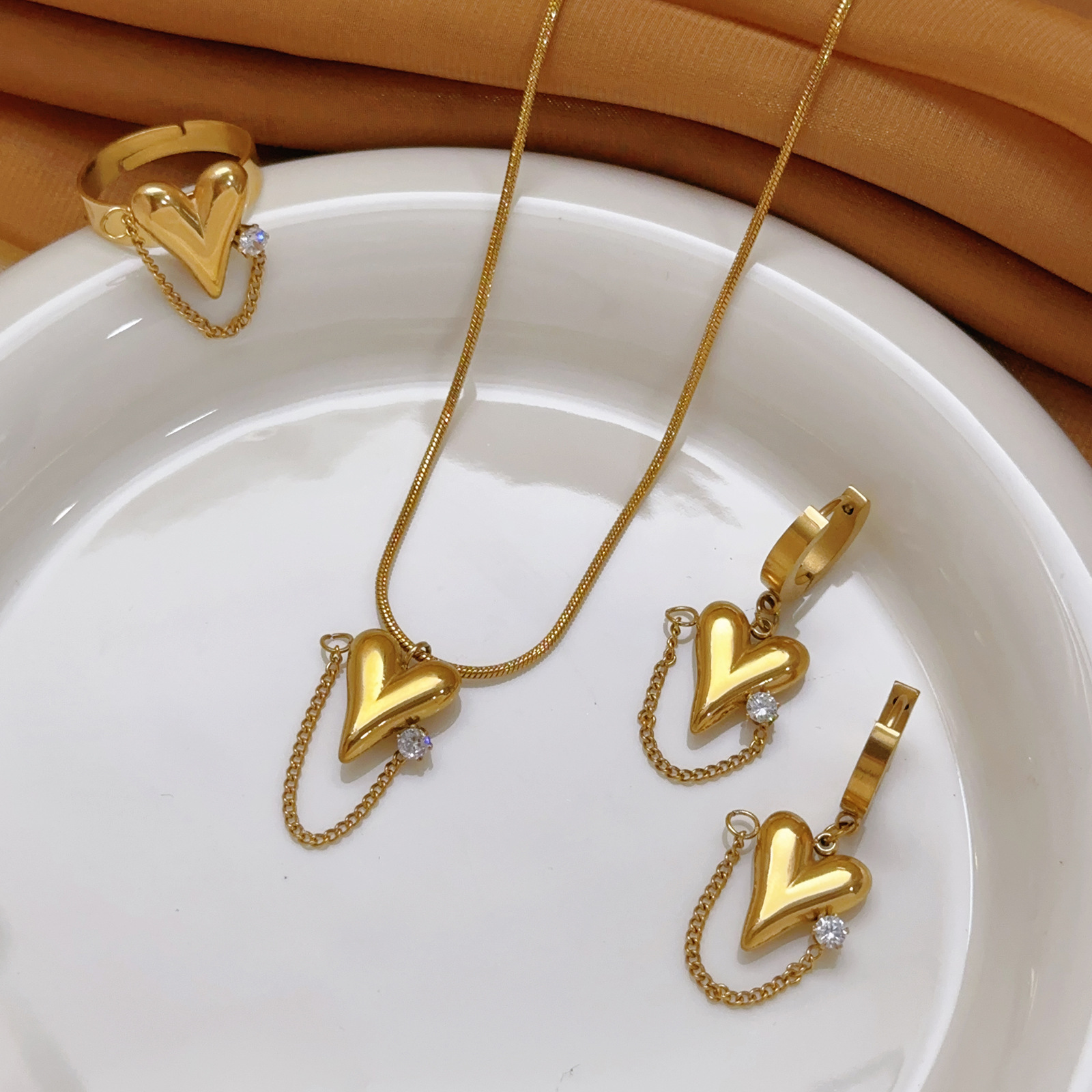 Explosiones transfronterizas de amor de cadena de diamante de diseño de empalme de orejas de acero de titanio oro real no desvanece el temperamento de nicho del corazón de桃ar