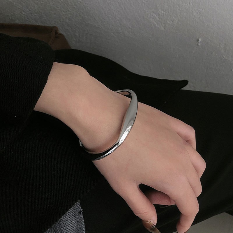 Estilo japonés y coreano s925 plata sólido irregular streamline pulsera de nicho personalizado diseño simple moda frío